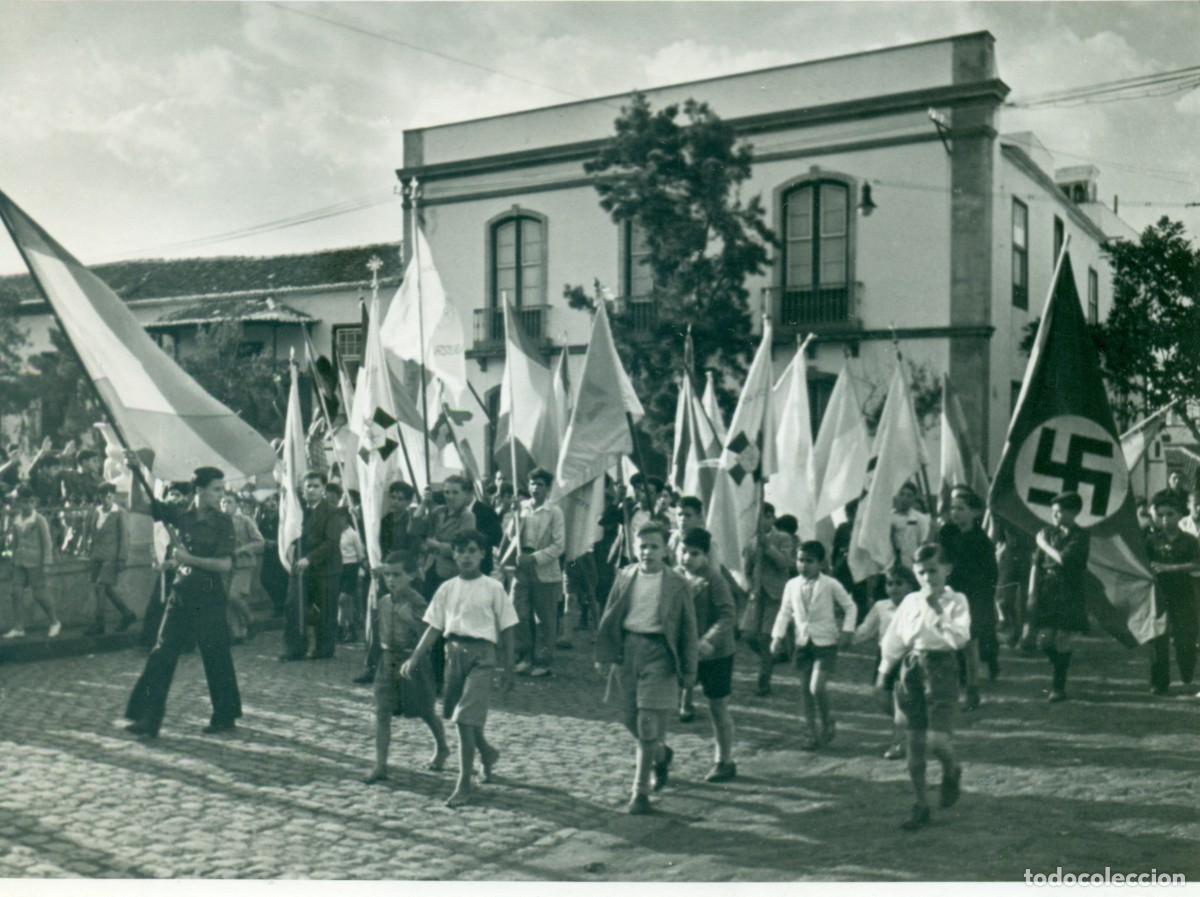 Fotografia antiga: PUERTO DE LA CRUZ. OROTAVA. BANDERAS ESPA&Ntilde;OLAS Y ALEMANAS. HACIA 1940-45. FOTO DE AGENCIA. MUY RARA