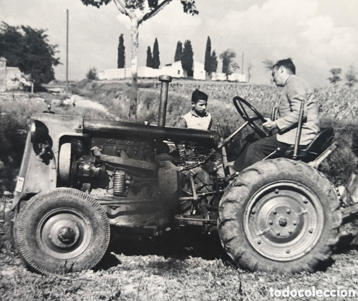Fotograf&iacute;a antigua: TRACTOR H&Uuml;RLIMANN ESCENA RURAL FOTOGRAF&Iacute;A C. 1960