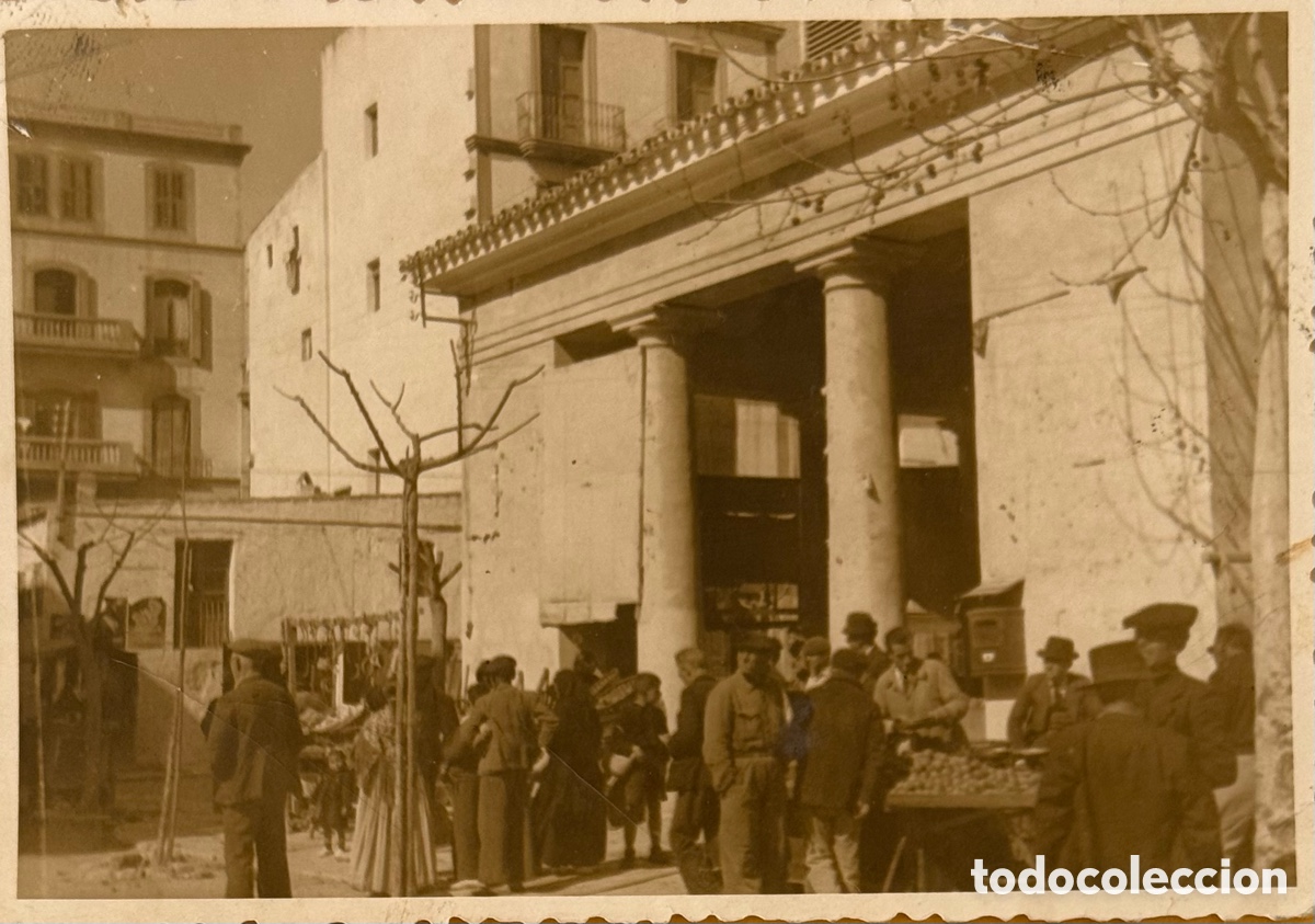 Fotografia antica: Mercado tradicional de Ibiza (Eivissa) &ndash; Plaza con vendedores &ndash; A&ntilde;os 1930-1940
