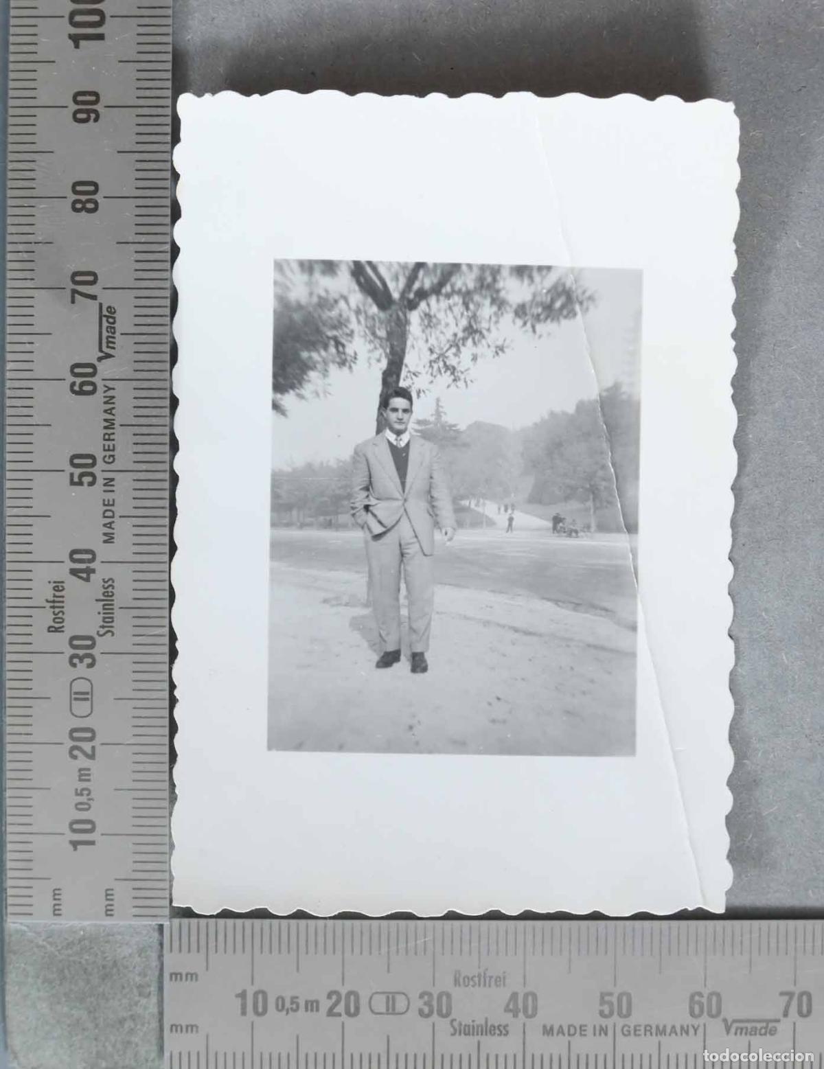 Fotografia antiga: FOTOGRAFIA. Hombre con traje posando al aire libre HACIA 1950