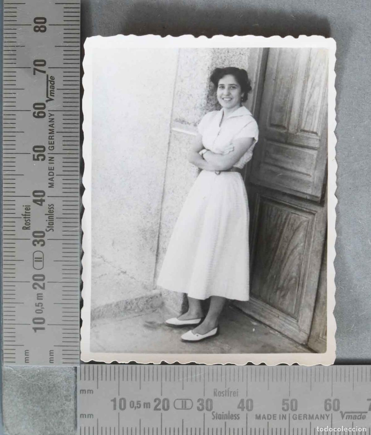 Fotograf&iacute;a antigua: FOTOGRAFIA. Mujer apoyada en puerta de madera - HACIA 1950
