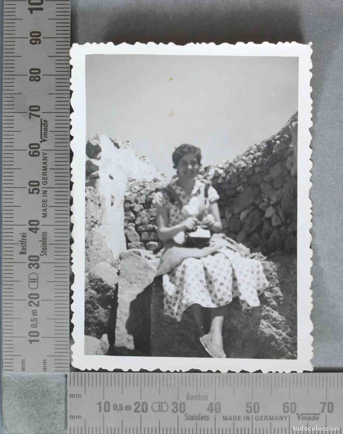 Fotograf&iacute;a antigua: FOTOGRAFIA. Mujer sonriente sentada en muros de piedra HACIA 1950