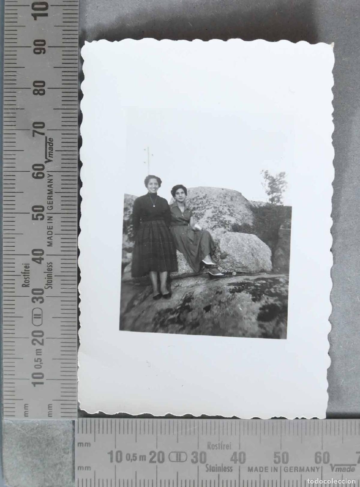 Fotografia antiga: FOTOGRAFIA. Dos mujeres sentadas sobre rocas HACIA 1950