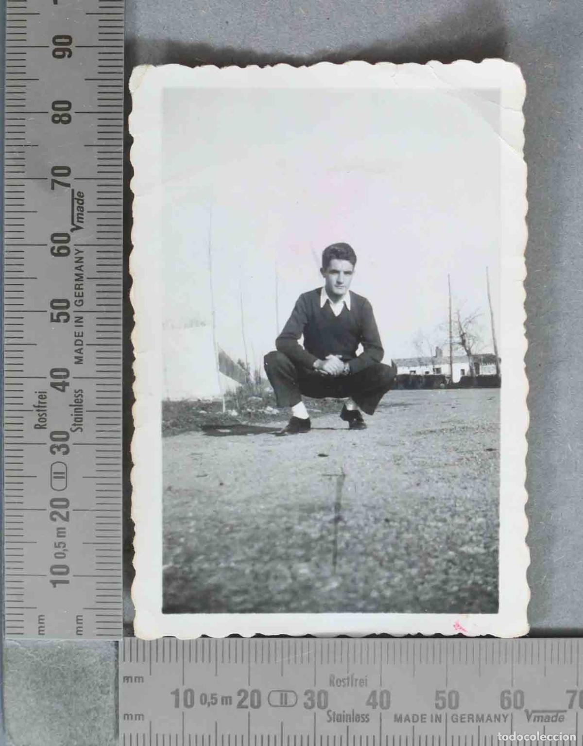 Alte Fotografie: FOTOGRAFIA. Joven agachado en calle . HACIA 1950