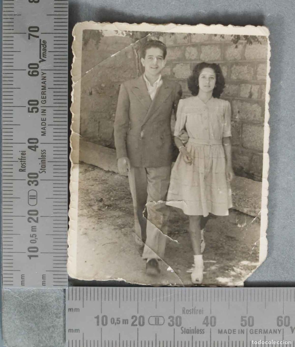 Alte Fotografie: FOTOGRAFIA. Pareja de j&oacute;venes paseando - . HACIA 1940
