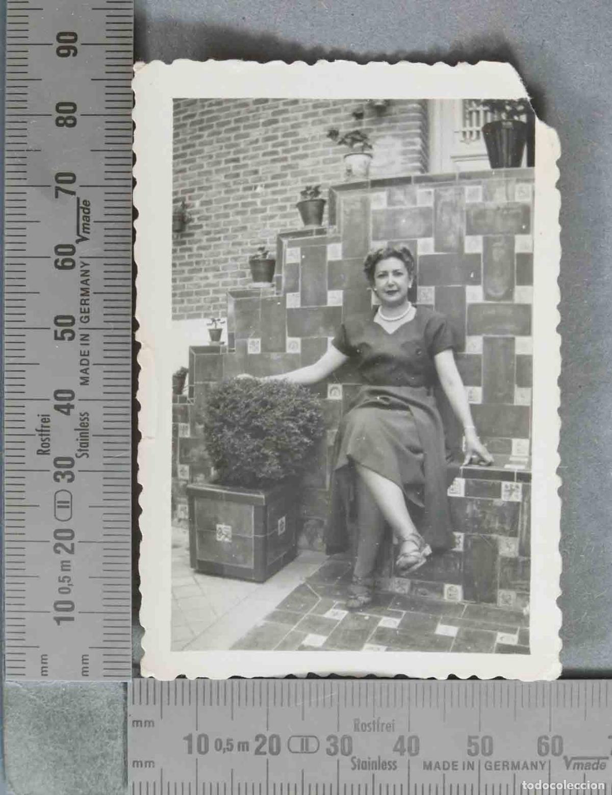 Alte Fotografie: FOTOGRAFIA. Mujer sentada en banco de azulejos - . HACIA 1950