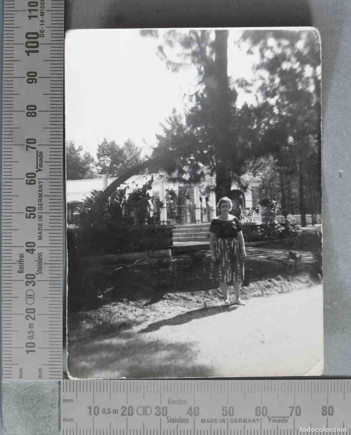 Alte Fotografie: FOTOGRAFIA. MUJER EN JARDIN. . HACIA 1950