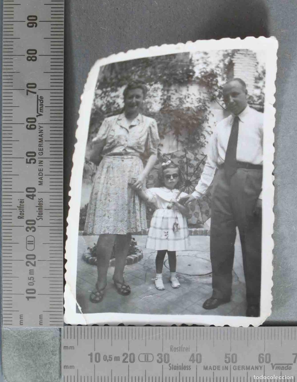 Alte Fotografie: FOTOGRAFIA. Familia con ni&ntilde;a en el jard&iacute;n Y SOMBRILLA. . HACIA 1950