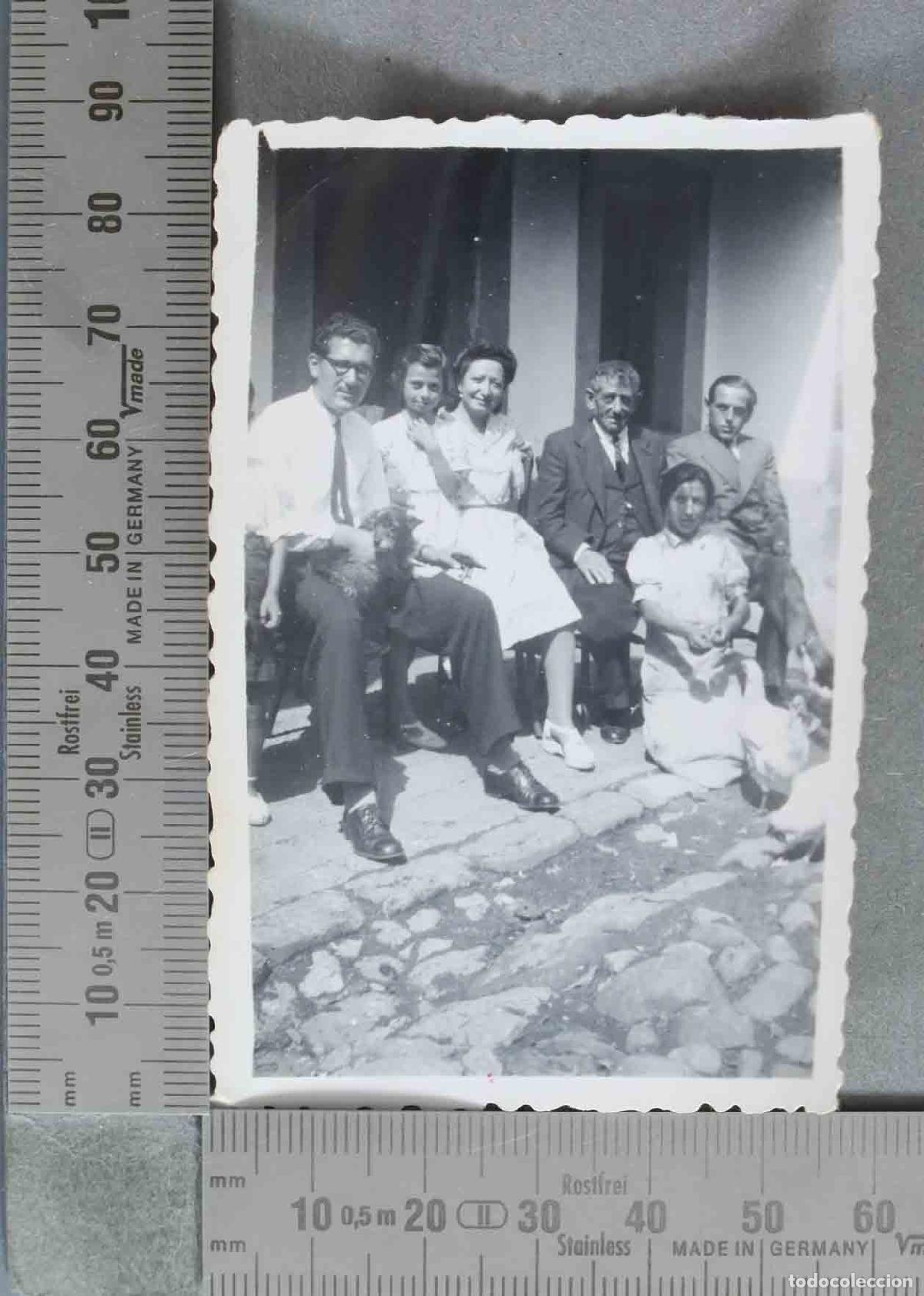 Alte Fotografie: FOTOGRAFIA. Familia con perro en el patio de una casa de campo . HACIA 1950