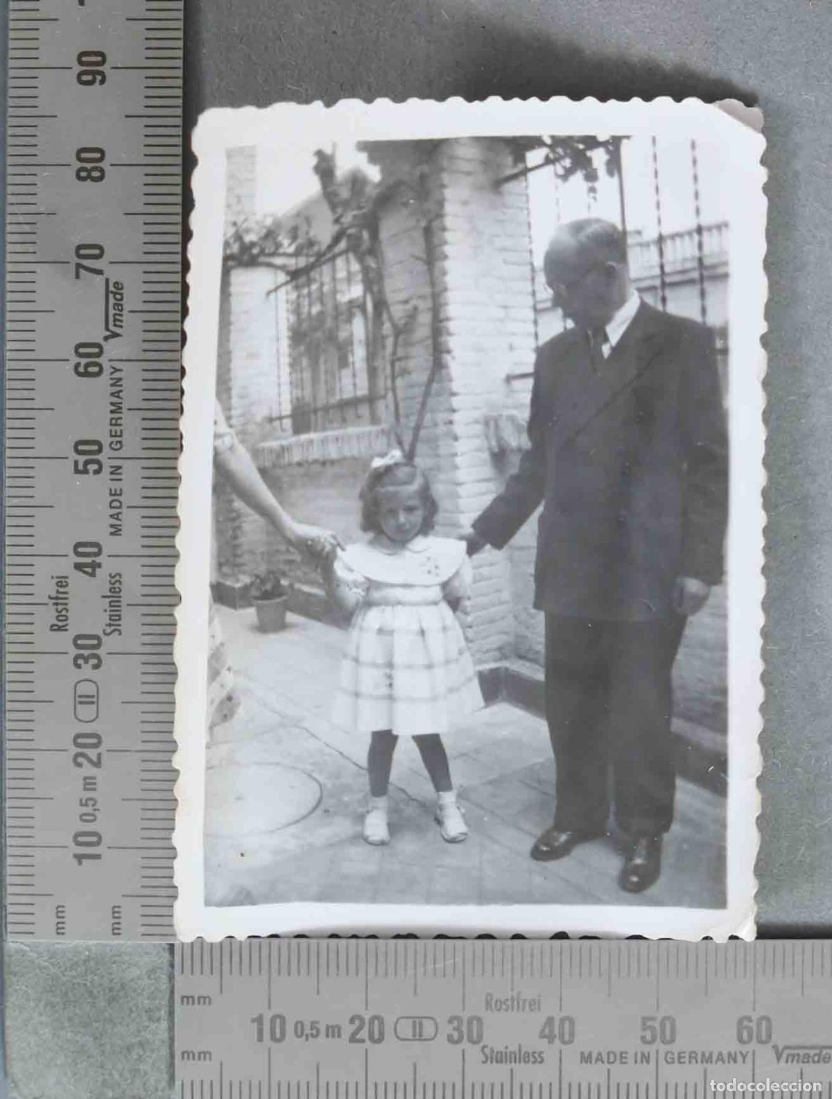 Alte Fotografie: FOTOGRAFIA. Hombre mayor con ni&ntilde;a de la mano en un patio . HACIA 1950