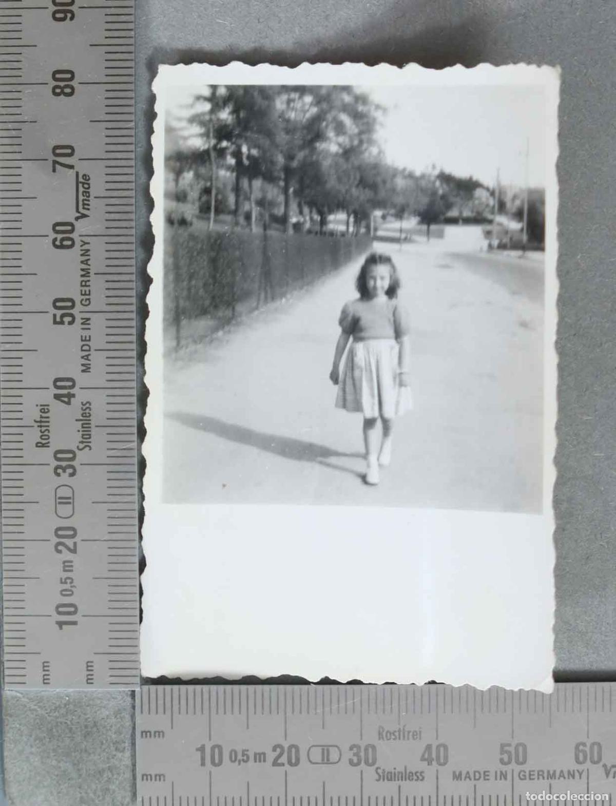 Alte Fotografie: FOTOGRAFIA. Ni&ntilde;a caminando por sendero . HACIA 1950