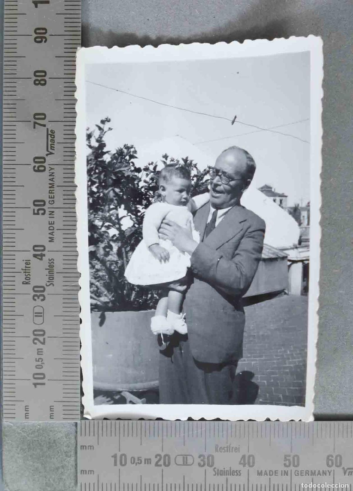 Alte Fotografie: FOTOGRAFIA. padre con bebe HACIA 1950