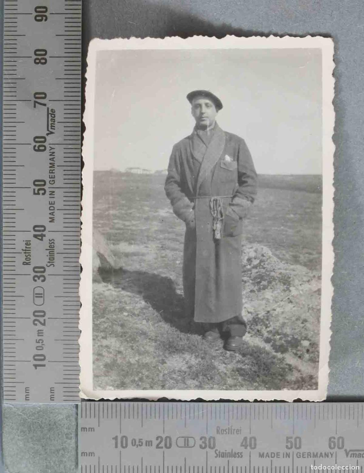 Alte Fotografie: FOTOGRAFIA. Hombre con bata de abrigo y boina en paisaje rural HACIA 1940