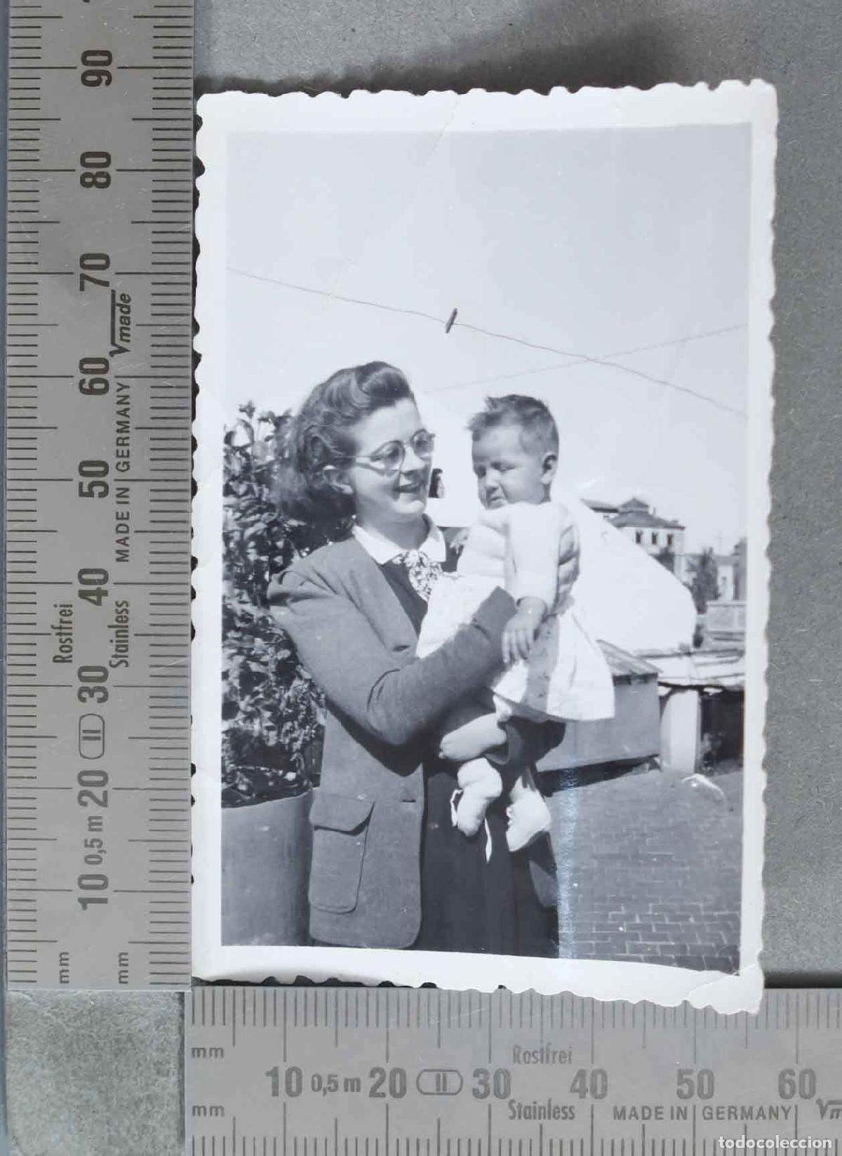 Antique Photography: FOTOGRAFIA. Madre sosteniendo a su hijo en brazos HACIA 1950