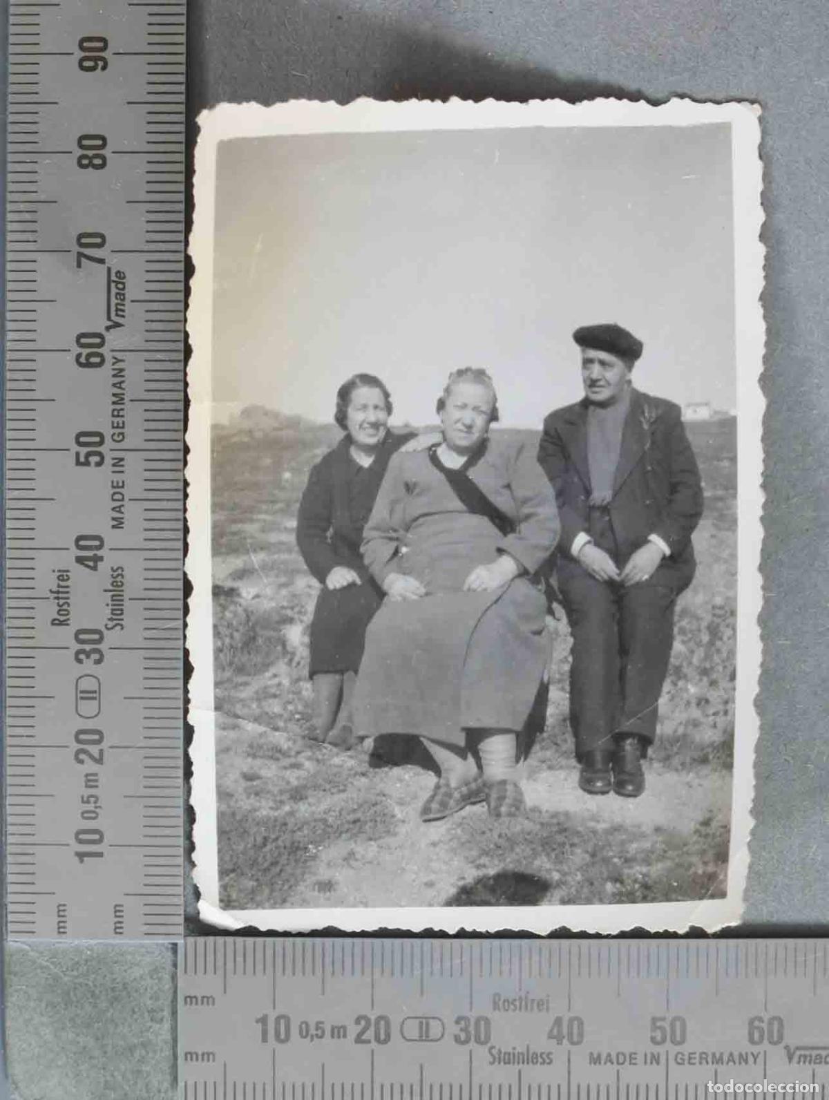 Antique Photography: FOTOGRAFIA. Retrato familiar de tres personas sentadas en el campo HACIA 1940