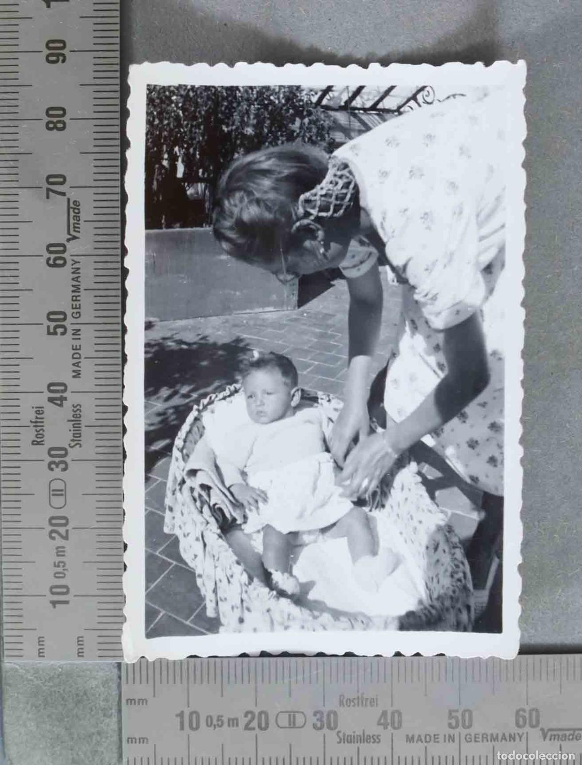 Antique Photography: FOTOGRAFIA. Beb&eacute; en capazo atendido por mujer HACIA 1940