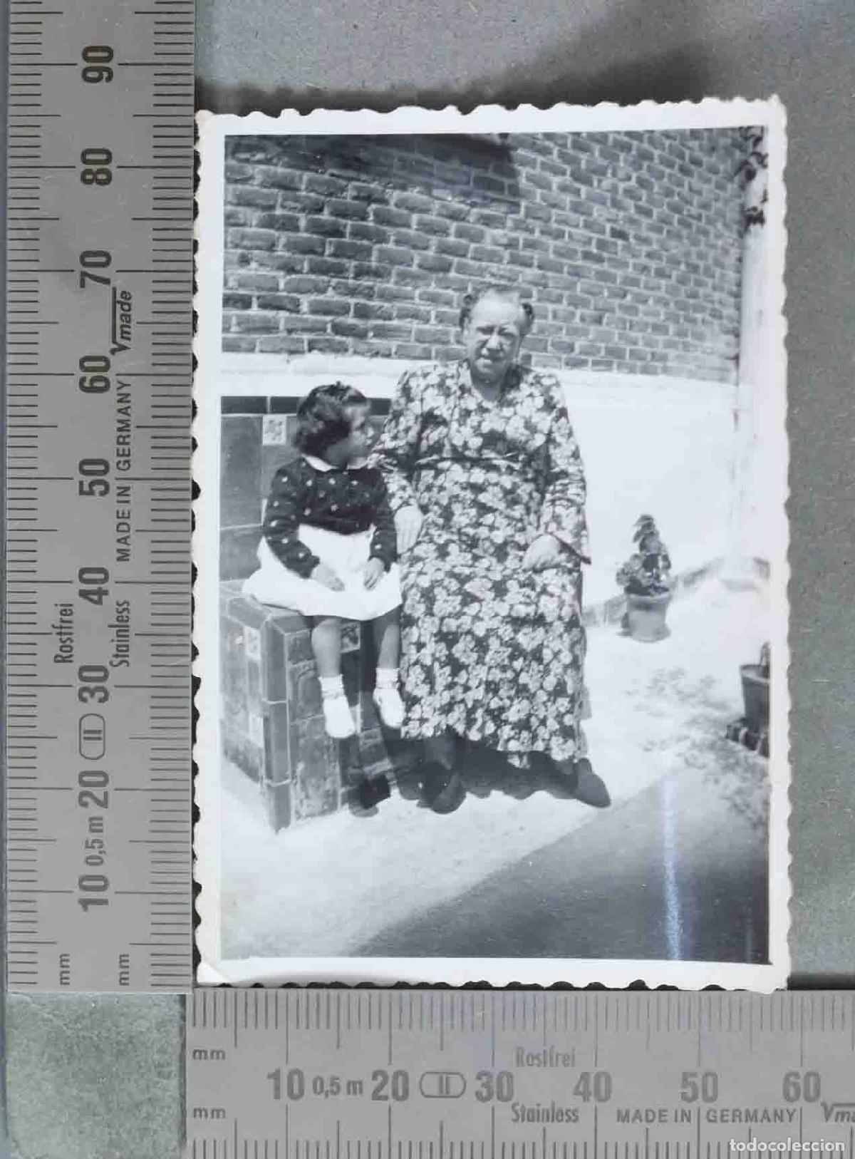 Alte Fotografie: FOTOGRAFIA. Abuela y ni&ntilde;a en patio de ladrillos HACIA 1940