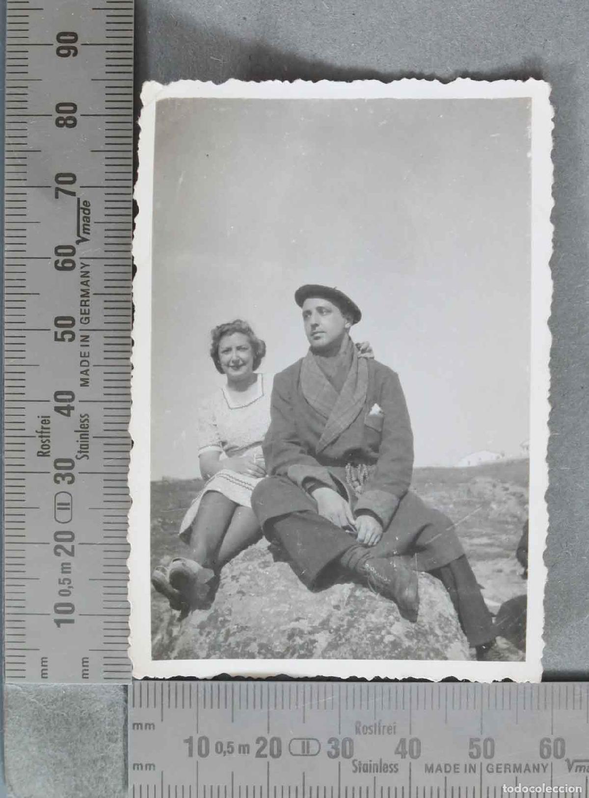 Antique Photography: FOTOGRAFIA. Pareja sentada en el campo HACIA 1940