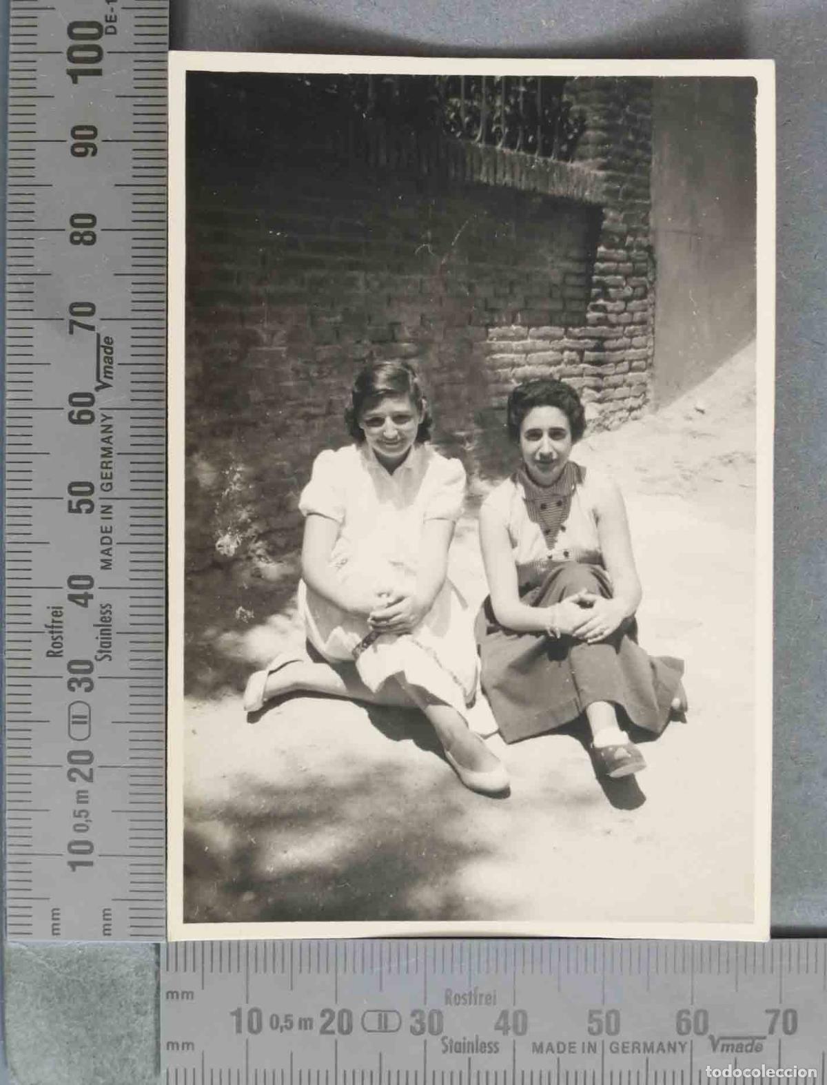 Antique Photography: FOTOGRAFIA. Dos mujeres sentadas en el suelo HACIA 1940