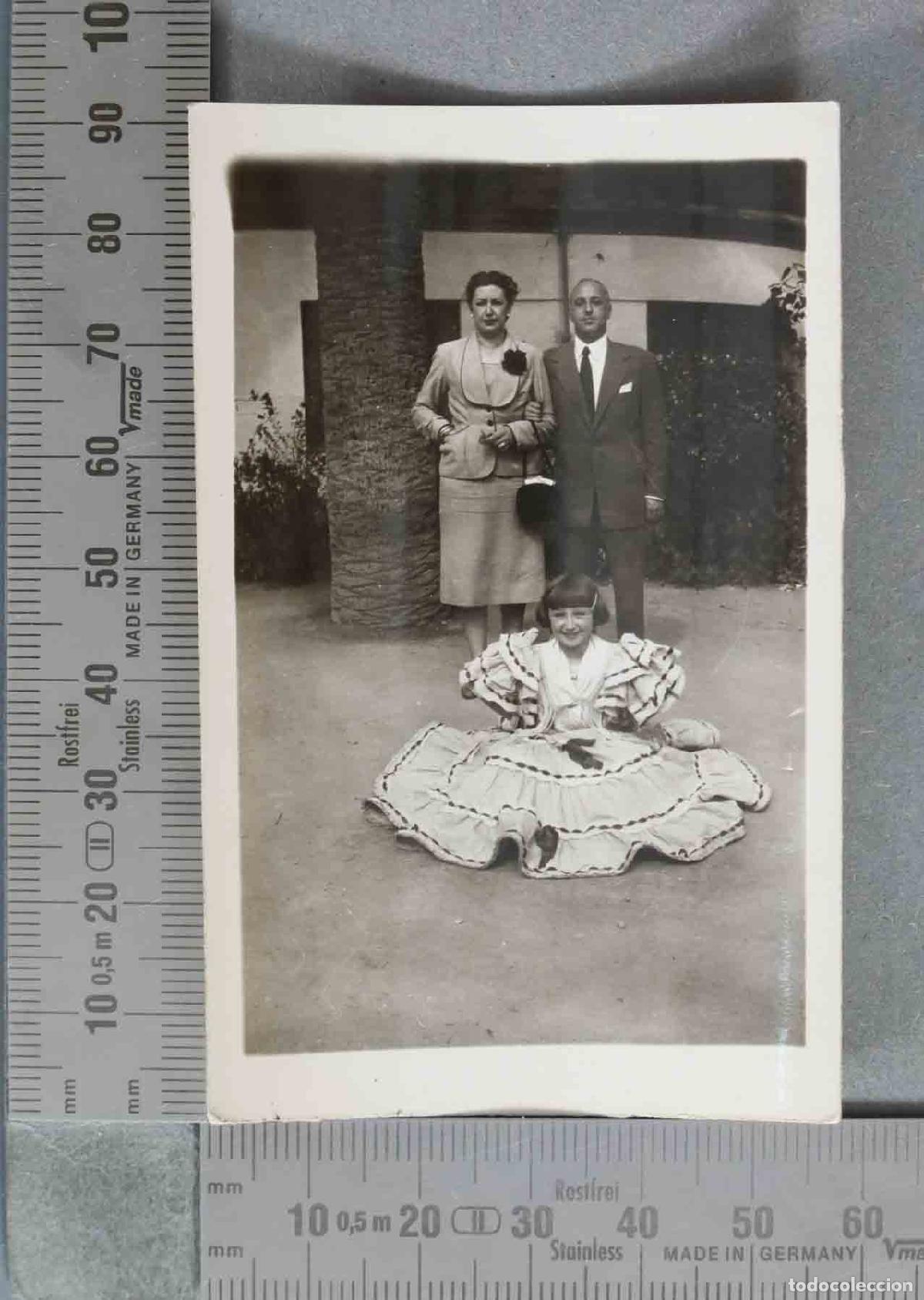 Antique Photography: FOTOGRAFIA. Ni&ntilde;a con traje regional de valenciana y pareja al fondo HACIA 1940