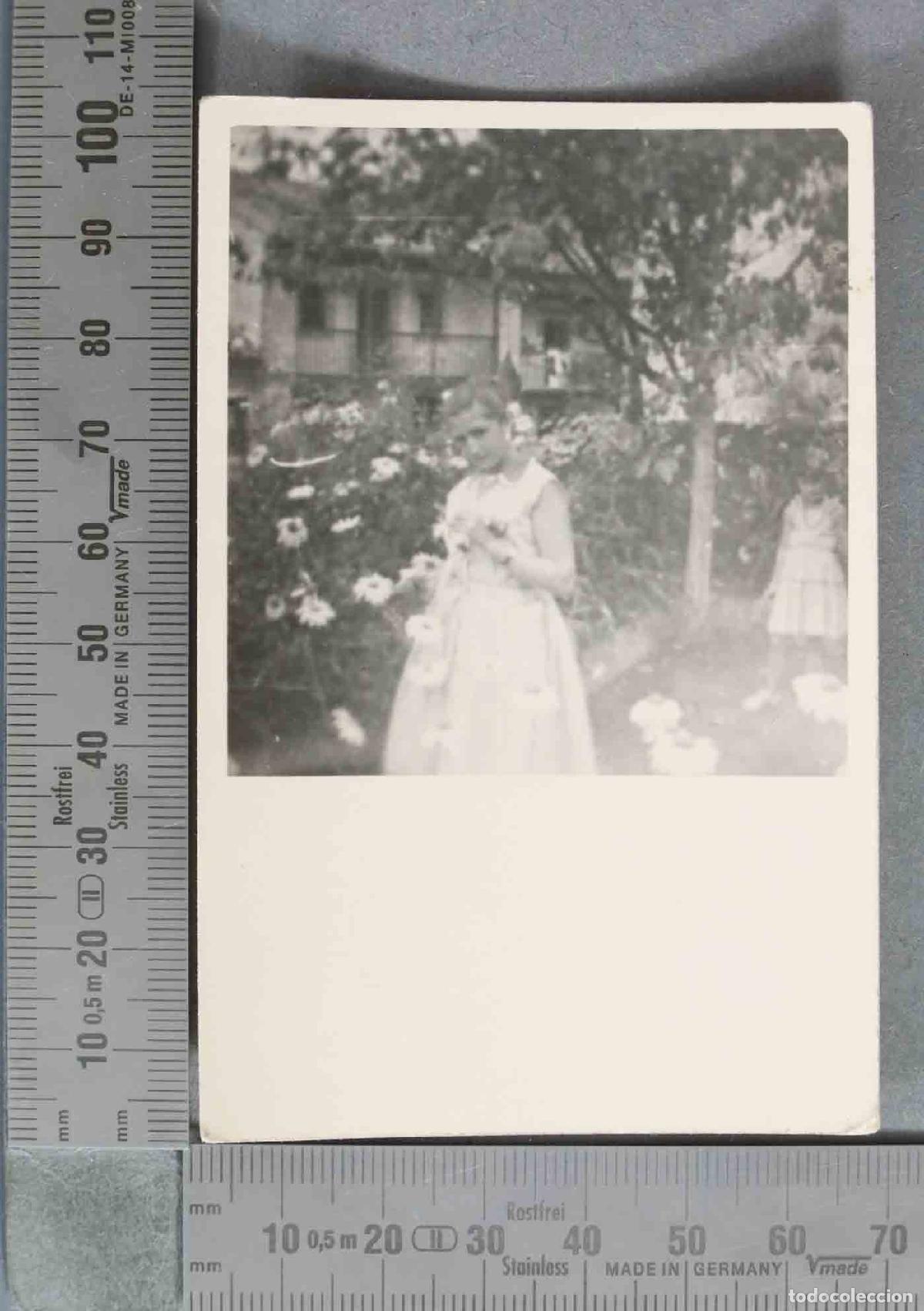 Antique Photography: FOTOGRAFIA. Ni&ntilde;a con vestido blanco en el jard&iacute;n HACIA 1940