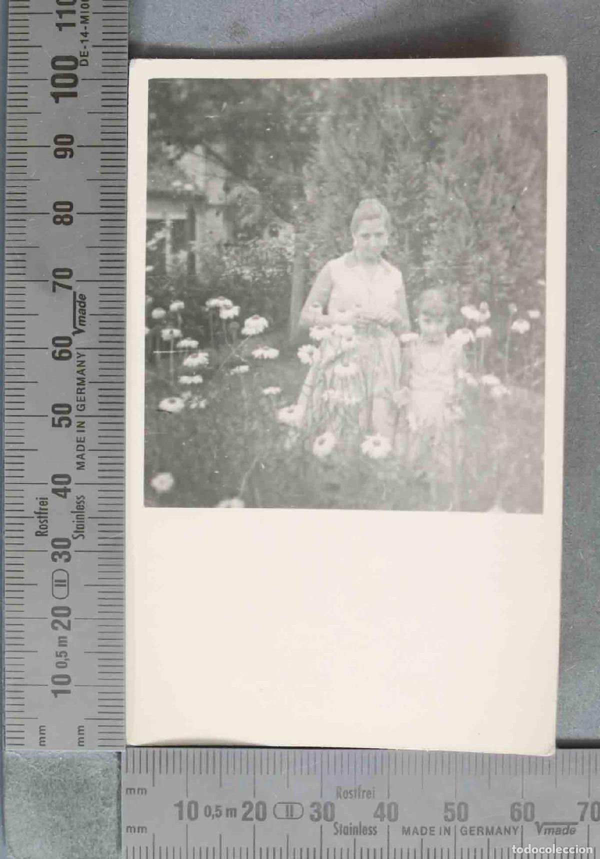 Antique Photography: FOTOGRAFIA. Ni&ntilde;as en un jard&iacute;n de margaritas HACIA 1940