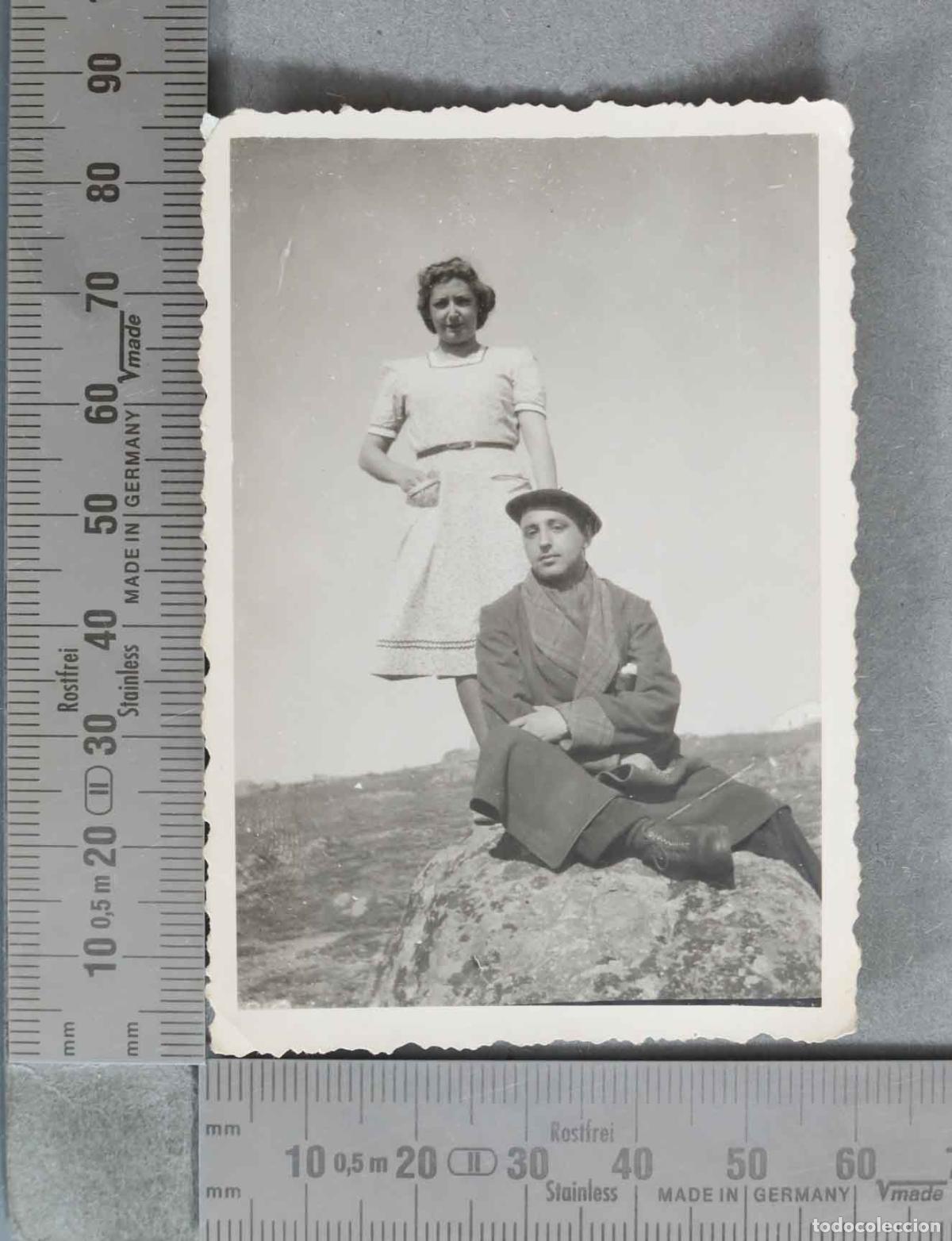 Antique Photography: FOTOGRAFIA. Pareja de pie y sentada sobre roca en monta&ntilde;a HACIA 1940