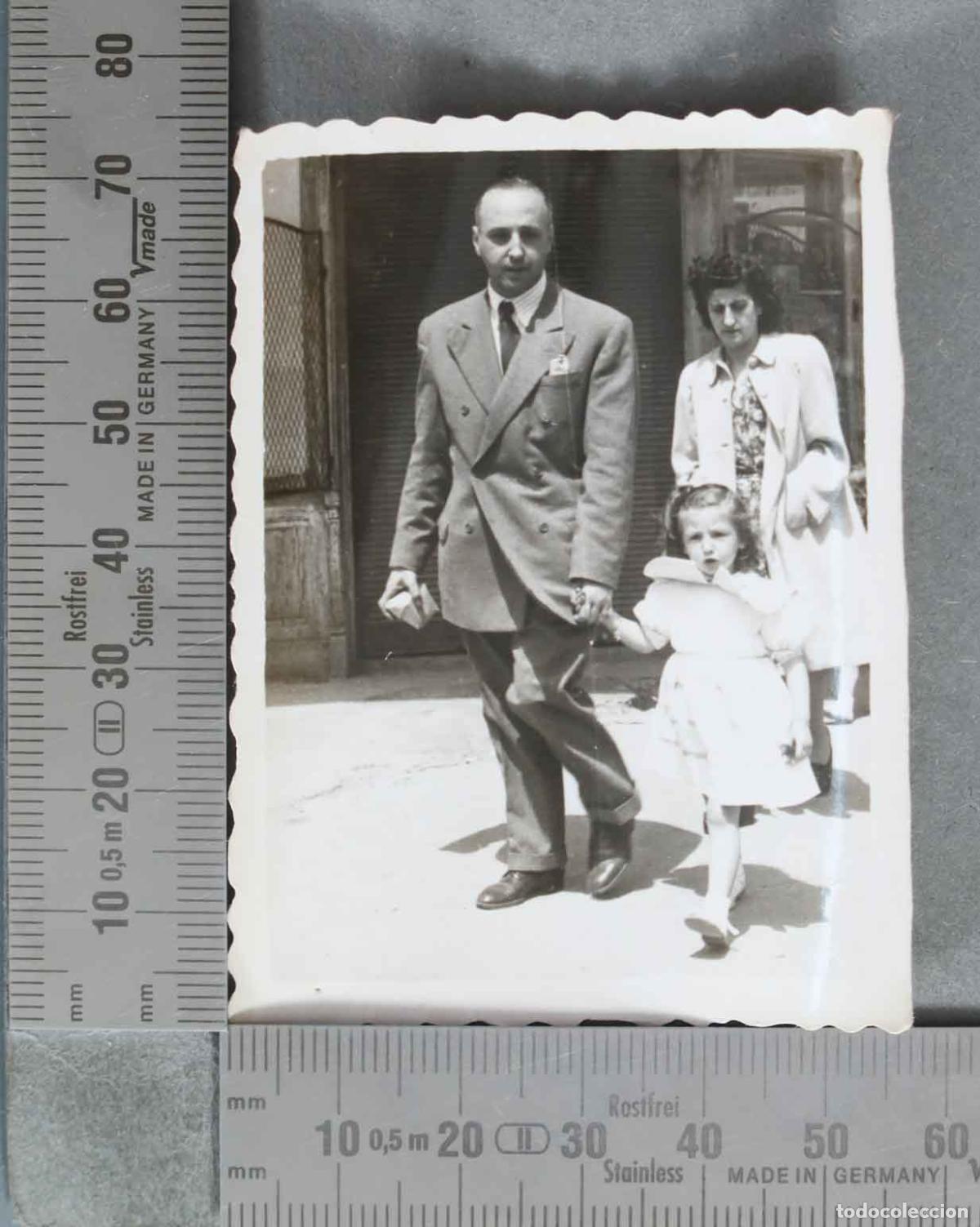 Antique Photography: FOTOGRAFIA. Familia paseando en la calle HACIA 1940