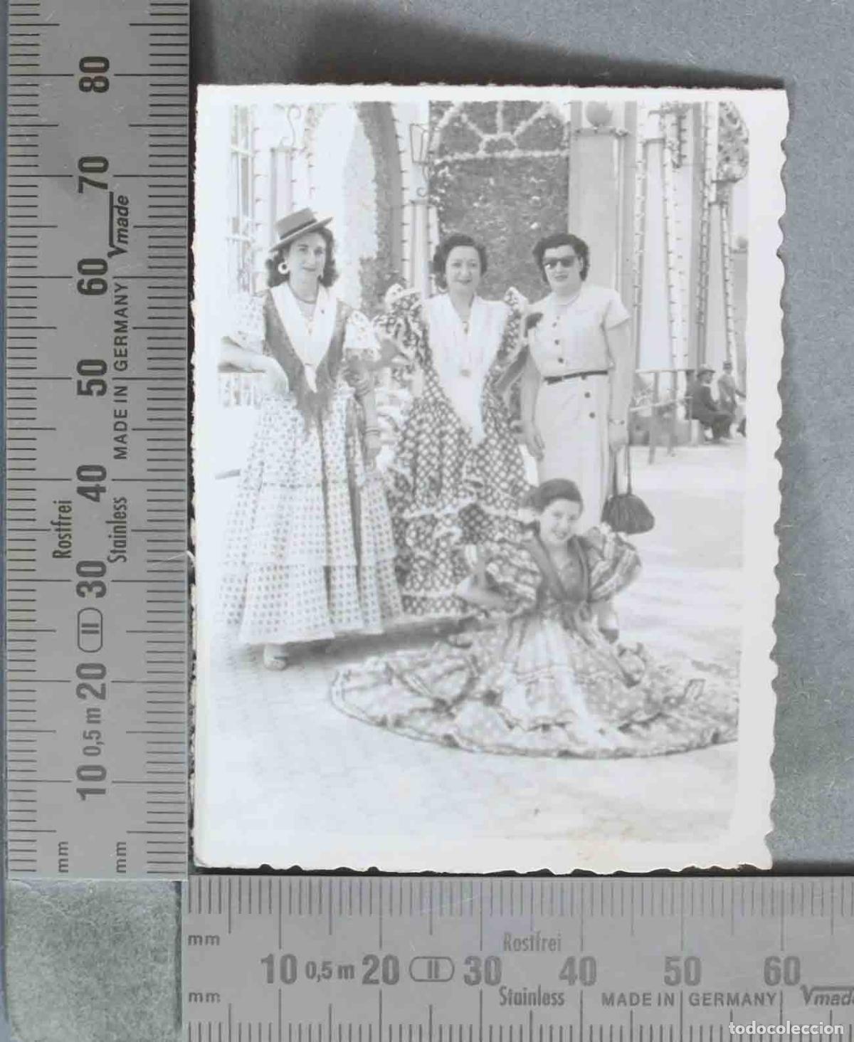 Antique Photography: FOTOGRAFIA. Mujeres con traje de flamenca - Feria de Abril de Sevilla HACIA 1940
