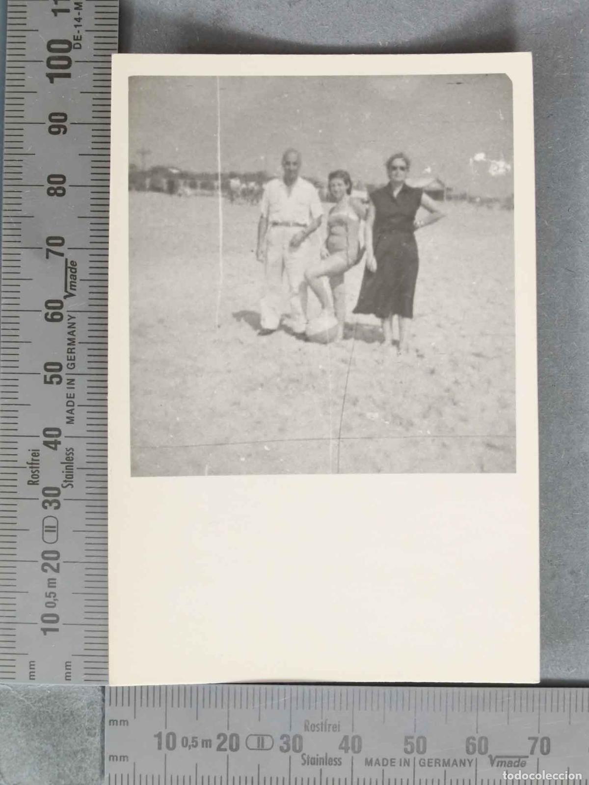 Antique Photography: FOTOGRAFIA. Tres personas en la playa HACIA 1940