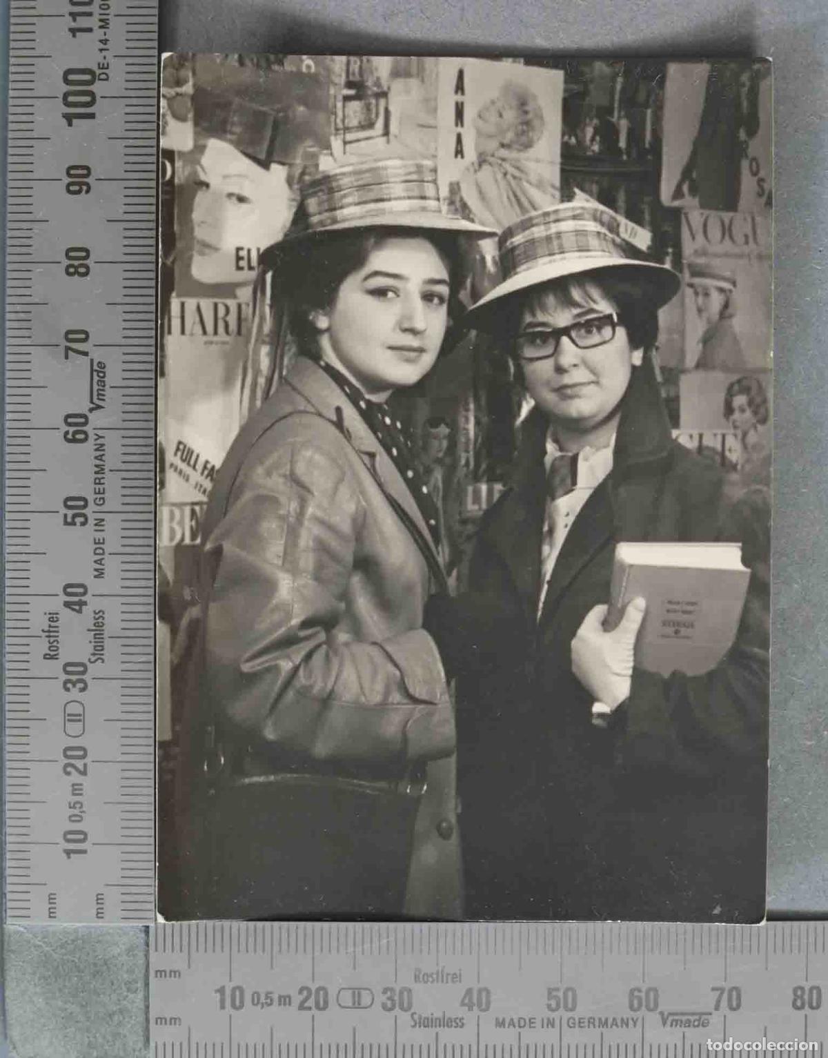 Antique Photography: FOTOGRAFIA. Dos Mujeres J&oacute;venes ESTUDIANTES CON FONDO DE RECORTES DE REVISTA HACIA 1950