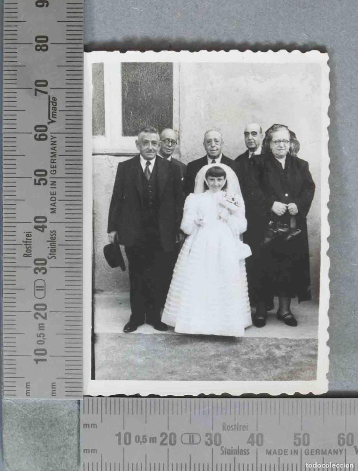 Antique Photography: FOTOGRAFIA. Ni&ntilde;a vestida de primera comuni&oacute;n con su familia HACIA 1950