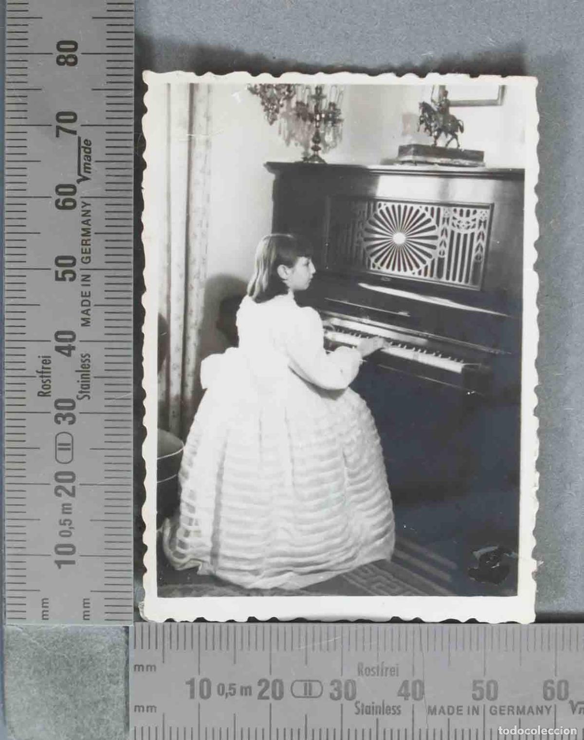 Antique Photography: FOTOGRAFIA. NI&Ntilde;A TOCANDO EL PIANO. HACIA 1950