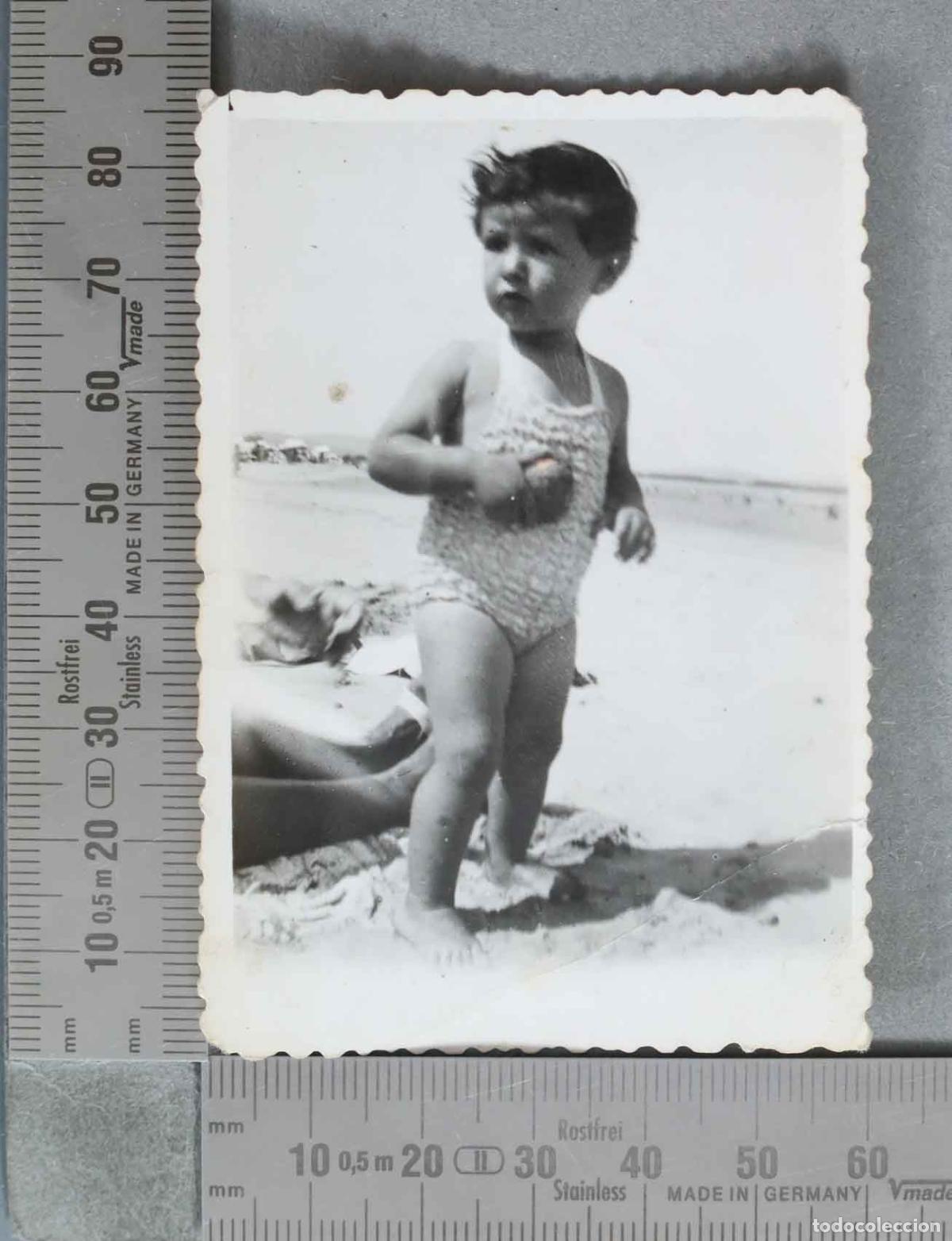 Antique Photography: FOTOGRAFIA. Ni&ntilde;a con traje de ba&ntilde;o de rayas en la playa HACIA 1940