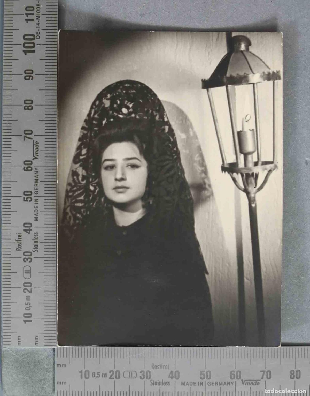 Antique Photography: FOTOGRAFIA. Mujer con mantilla y peineta al lado de una farola HACIA 1940