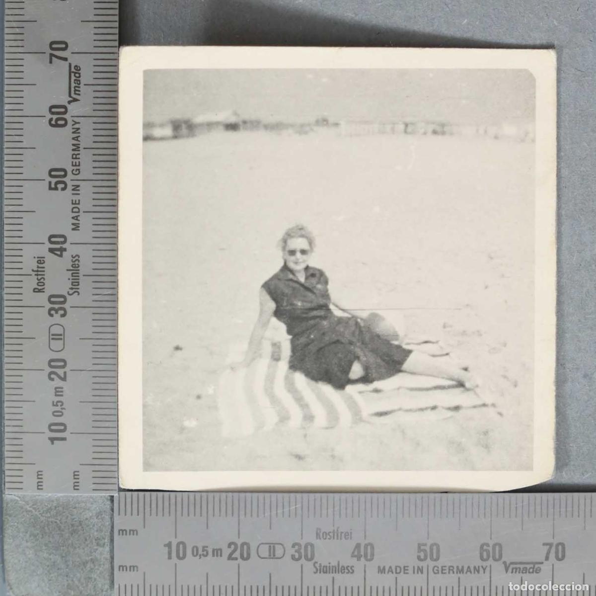 Antique Photography: FOTOGRAFIA. Mujer sentada en la playa HACIA 1940