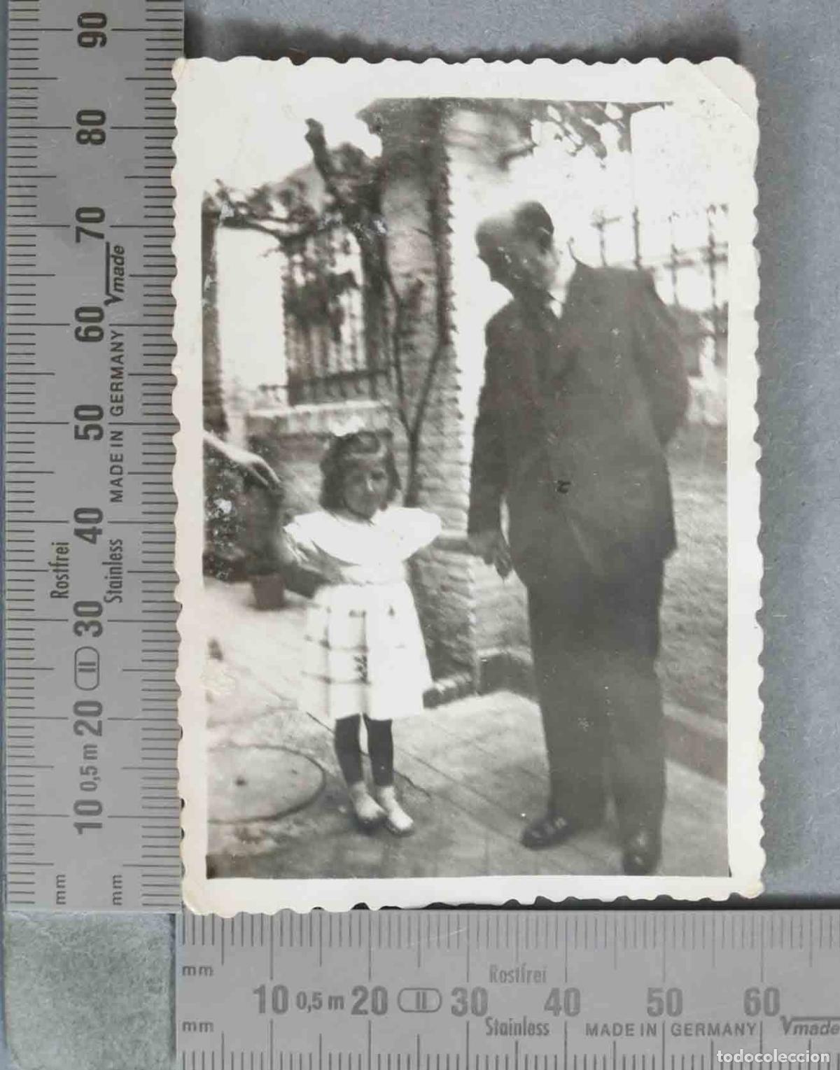 Fotograf&iacute;a antigua: FOTOGRAFIA. Ni&ntilde;a de comuni&oacute;n o vestido blanco con caballero mayor HACIA 1940