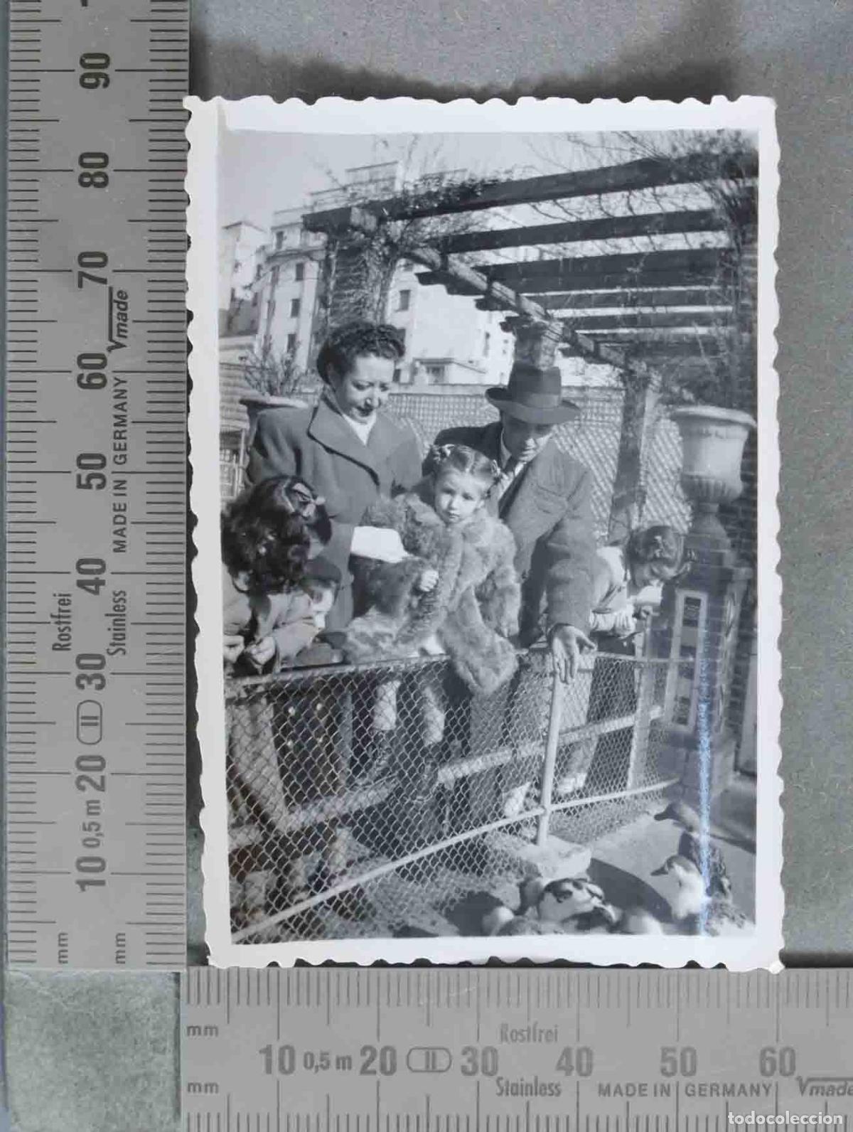 Fotograf&iacute;a antigua: FOTOGRAFIA. FAMILIA VIENDO PATIOS. HACIA 1950