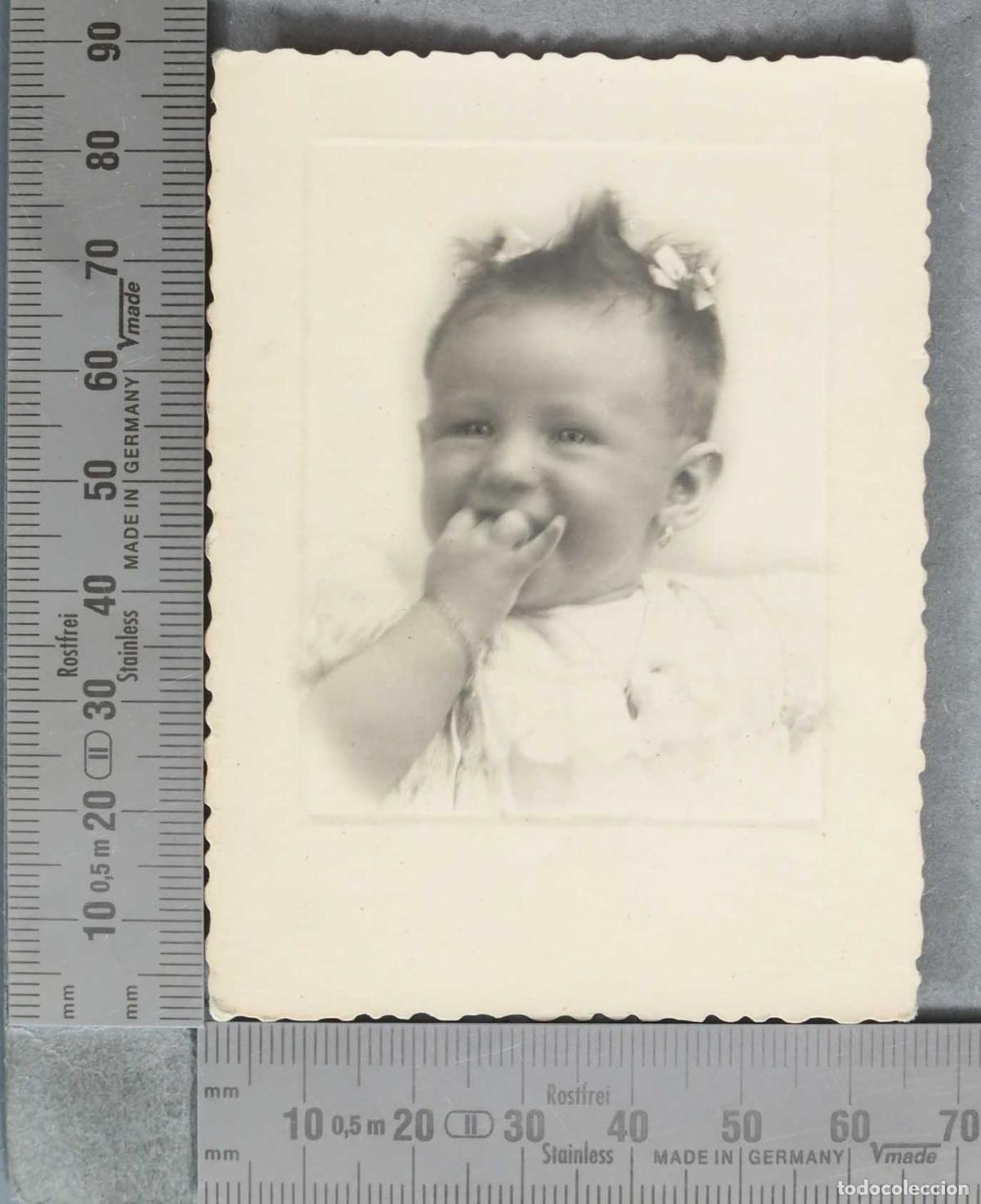 Fotograf&iacute;a antigua: FOTOGRAFIA. Ni&ntilde;a sonriente con la mano en la boca HACIA 1950
