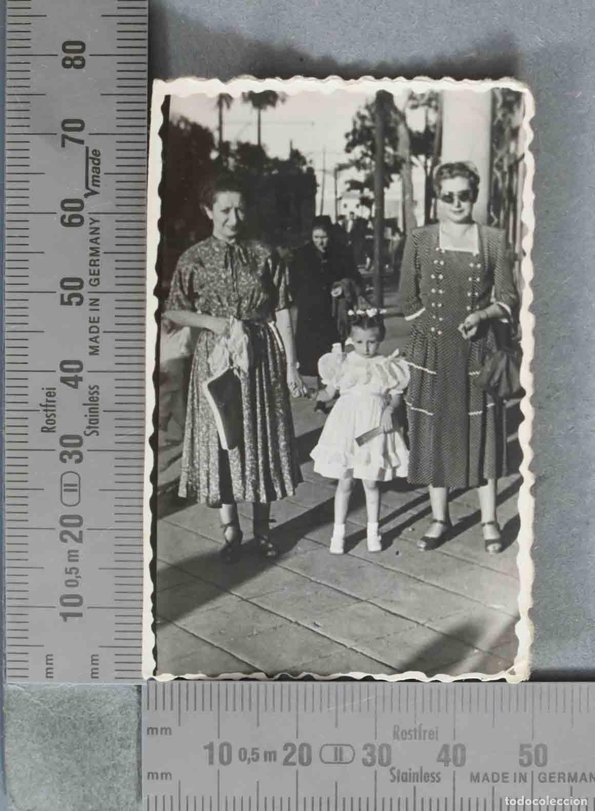 Fotograf&iacute;a antigua: FOTOGRAFIA. Mujeres y ni&ntilde;a de paseo HACIA 1940