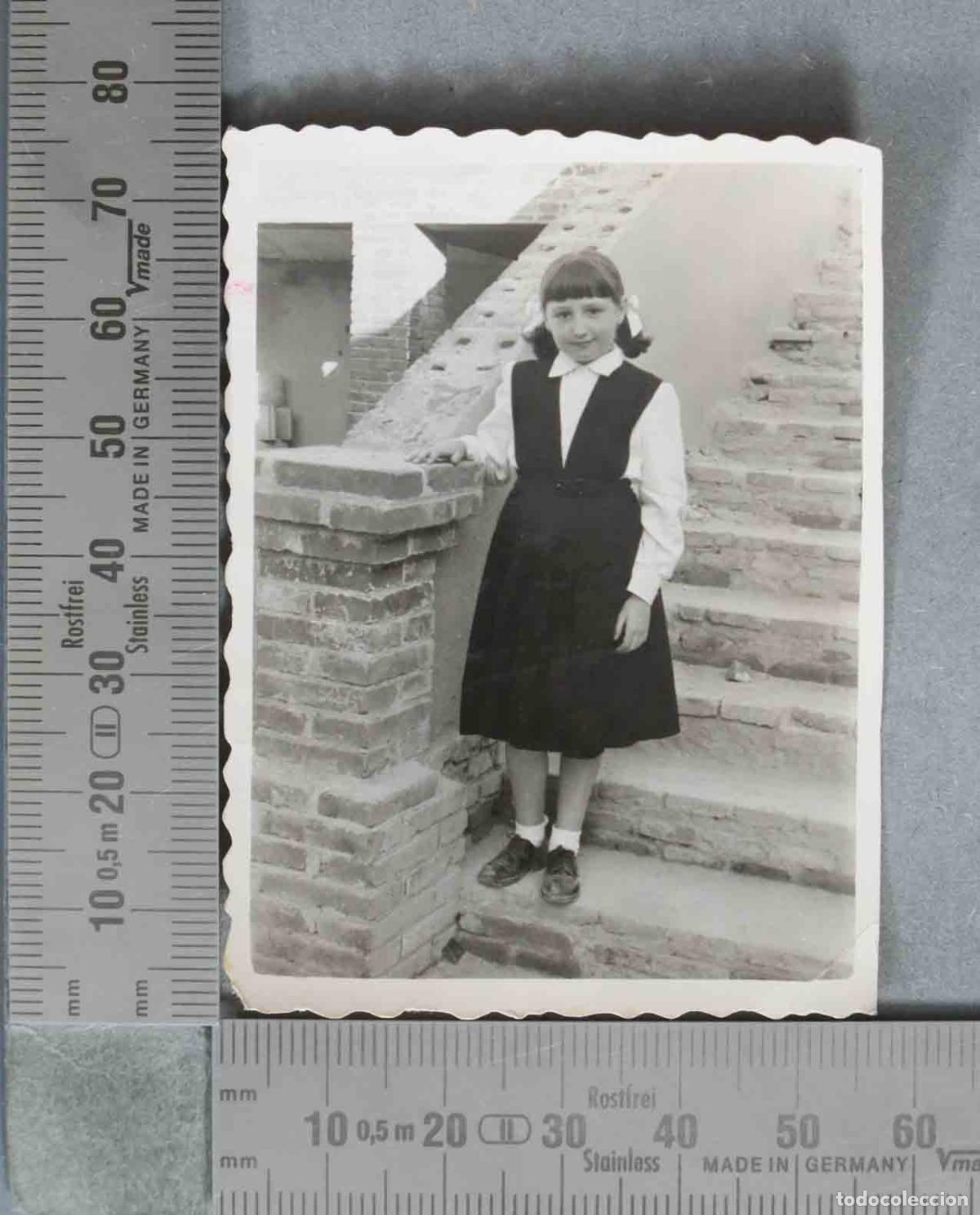 Fotograf&iacute;a antigua: FOTOGRAFIA. Ni&ntilde;a con uniforme escolar en escalera HACIA 1940