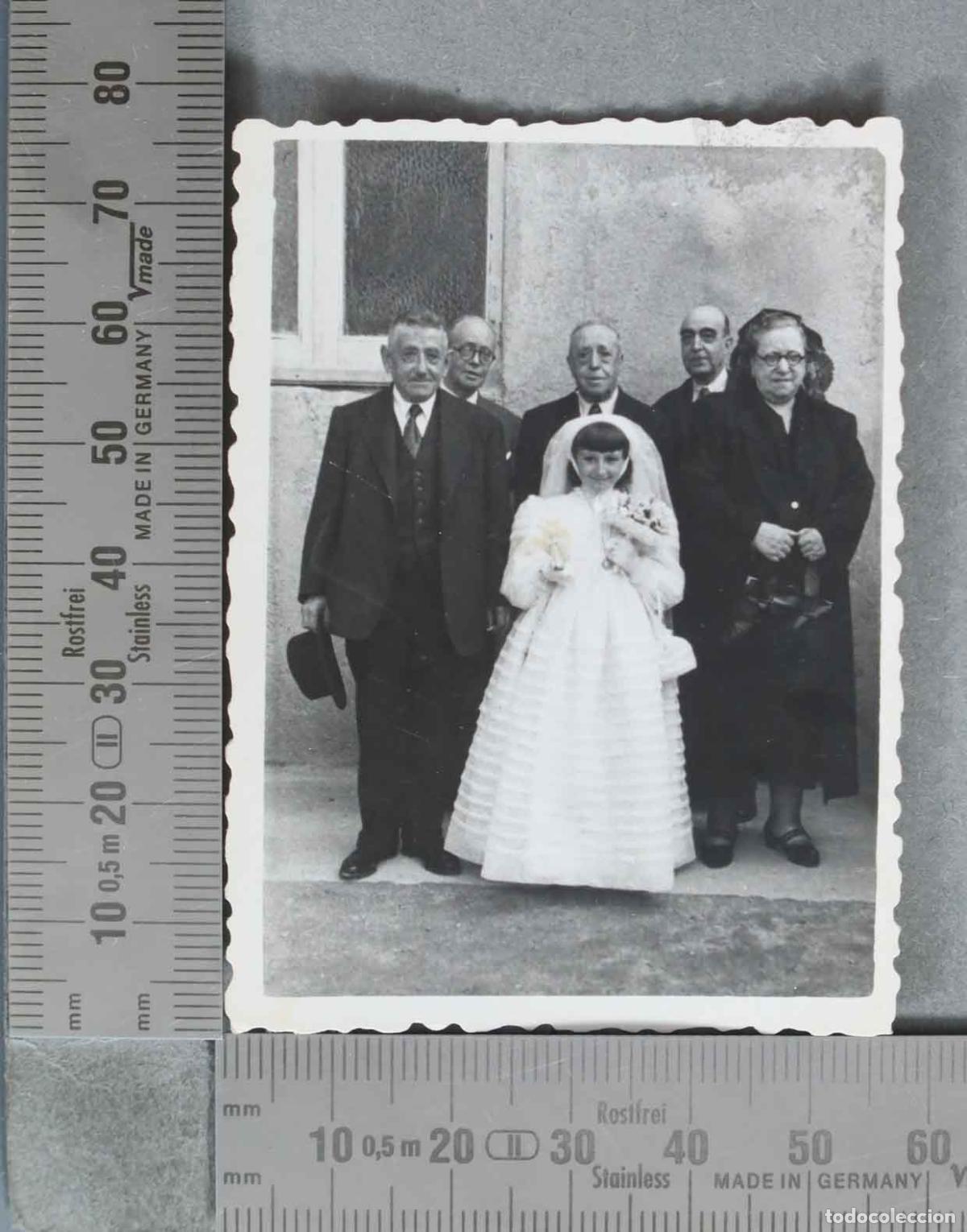 Fotograf&iacute;a antigua: FOTOGRAFIA. Ni&ntilde;a vestida de blanco en el d&iacute;a de su Primera Comuni&oacute;n con familiares HACIA 1950
