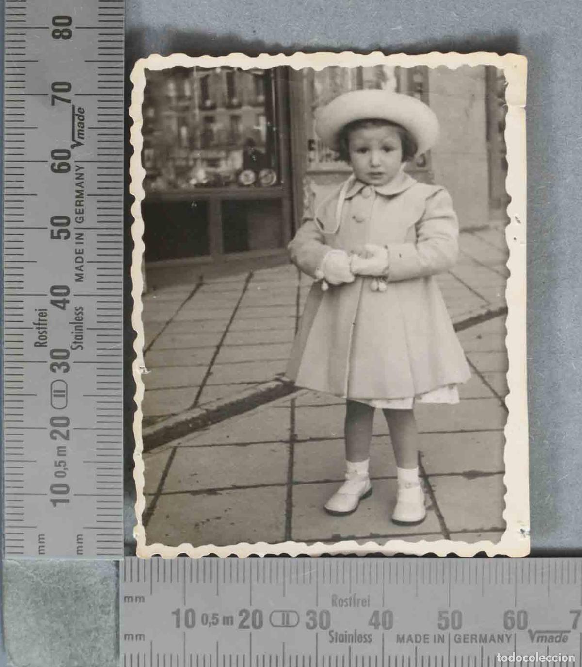 Fotograf&iacute;a antigua: FOTOGRAFIA. Ni&ntilde;a vestida de &eacute;poca con abrigo y sombrero HACIA 1940