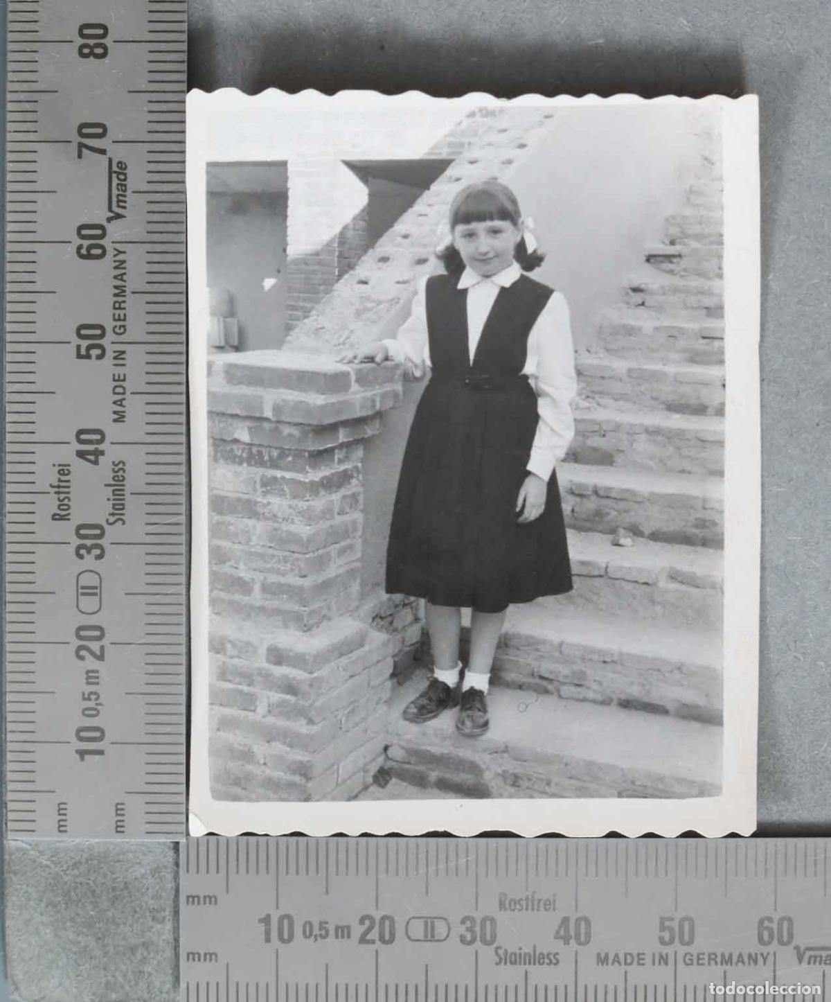 Fotograf&iacute;a antigua: FOTOGRAFIA. Ni&ntilde;a vestida de uniforme escolar con lazo blanco HACIA 1950