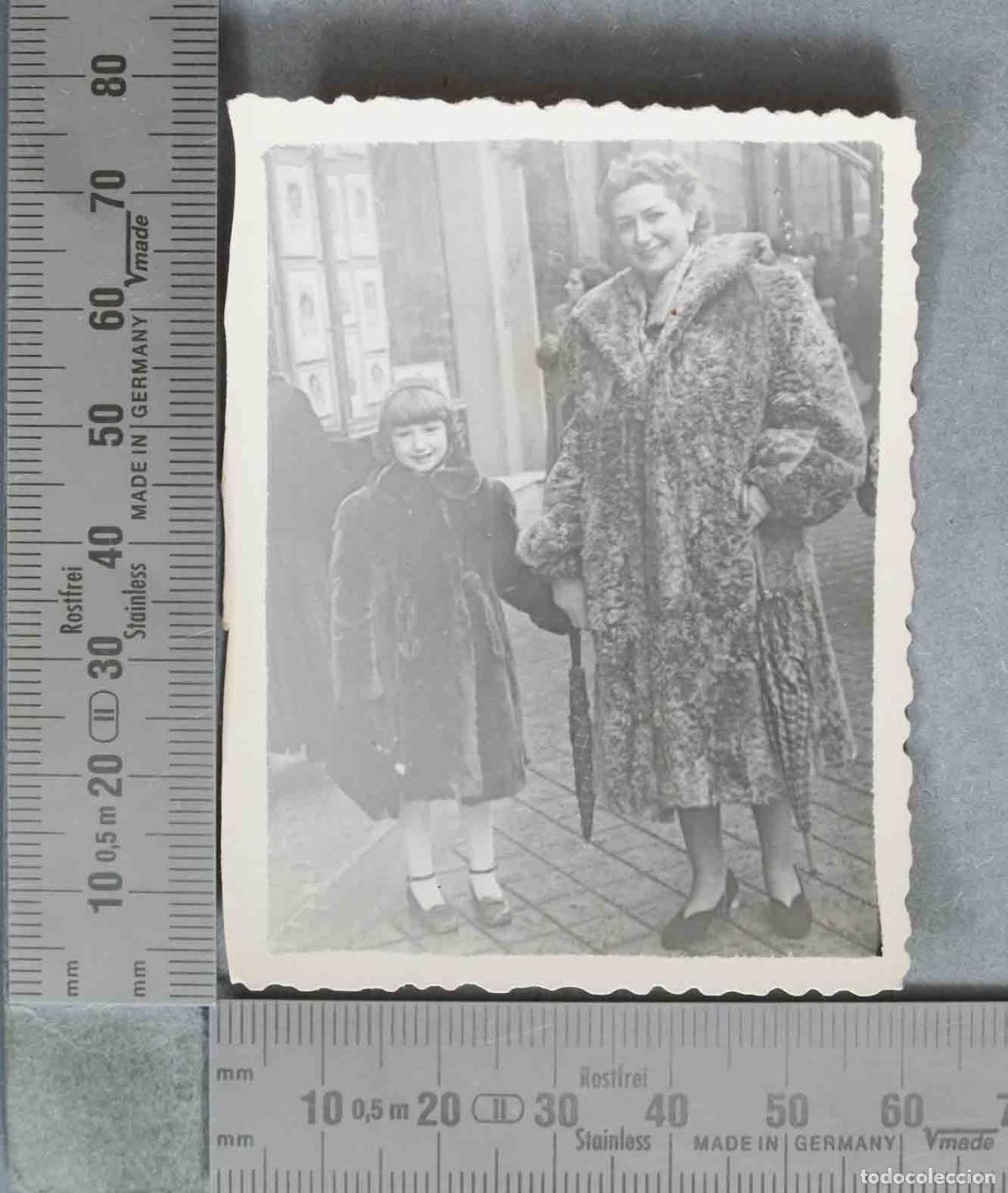 Fotograf&iacute;a antigua: FOTOGRAFIA. Mujer y ni&ntilde;a con abrigos de piel HACIA 1940