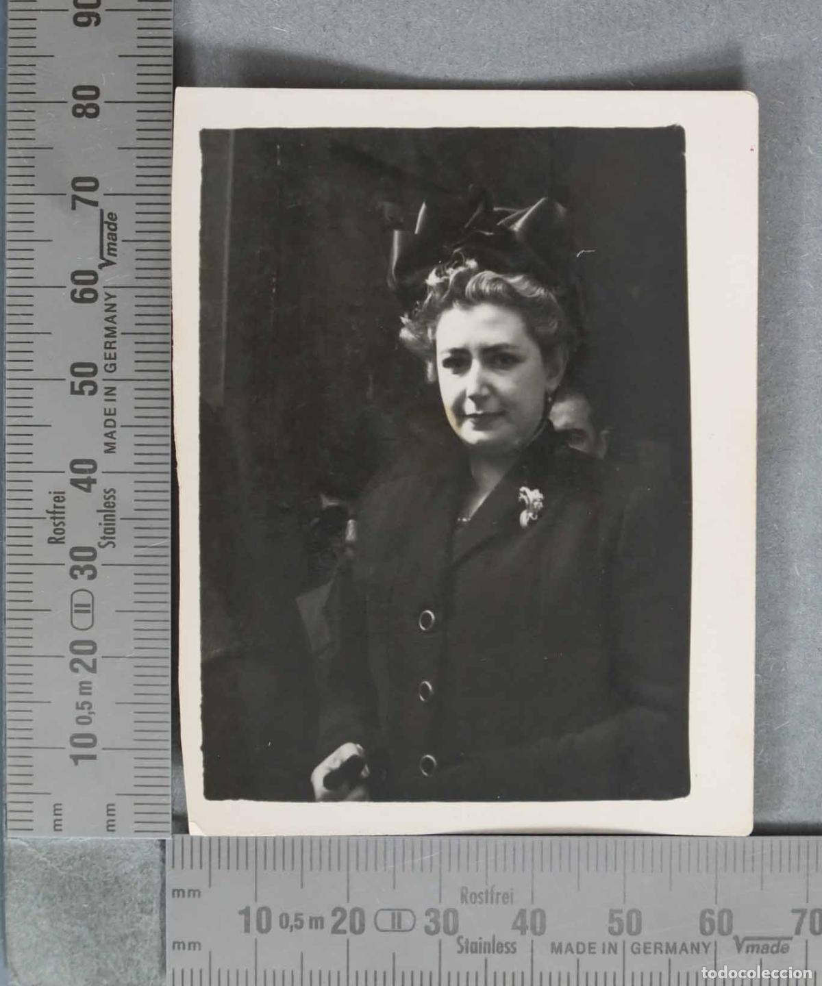 Fotograf&iacute;a antigua: FOTOGRAFIA. Retrato de mujer con tocado oscuro HACIA 1950