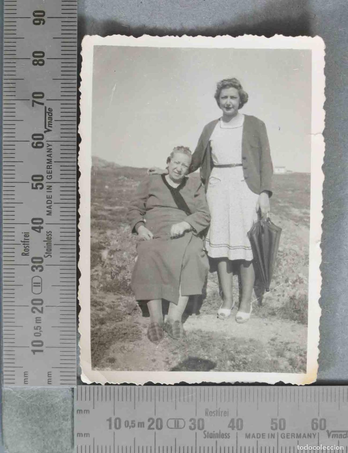Fotograf&iacute;a antigua: FOTOGRAFIA. Dos mujeres en un paisaje exterior - HACIA 1940