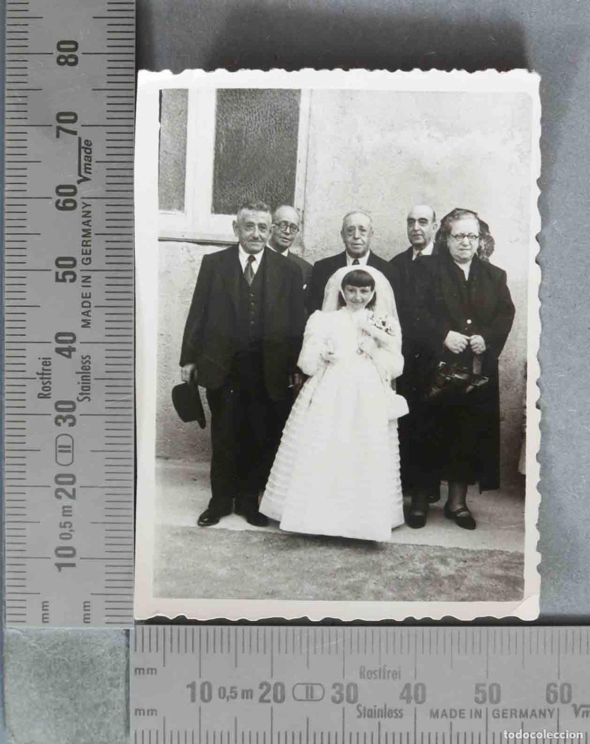 Fotograf&iacute;a antigua: FOTOGRAFIA. PRIMERA COMUNION NI&Ntilde;A CON FAMILIA HACIA 1950