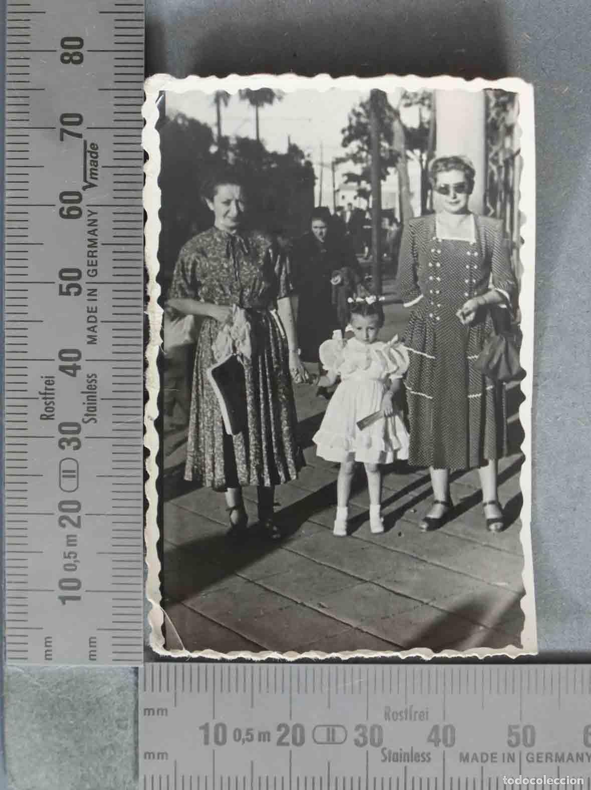 Fotograf&iacute;a antigua: FOTOGRAFIA. Tres mujeres paseando en la calle HACIA 1940