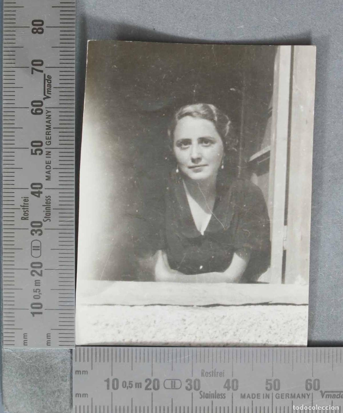 Fotograf&iacute;a antigua: FOTOGRAFIA. Retrato de mujer asomada a la ventana HACIA 1940